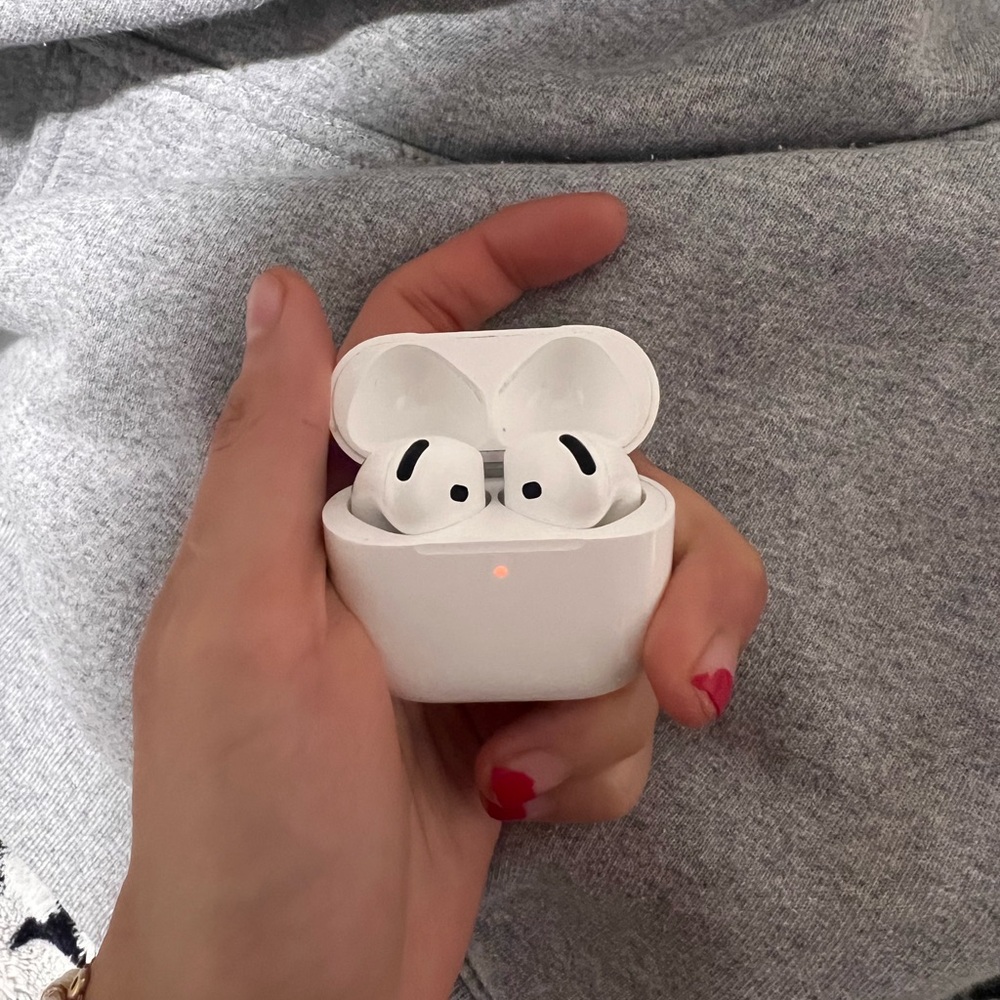 AirPods - Picture 2 of 6